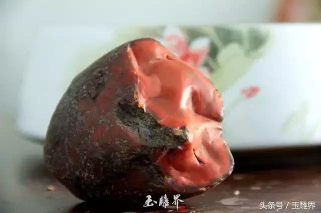 南红经历了很多痛苦！只有这样才配戴在美女脖子上